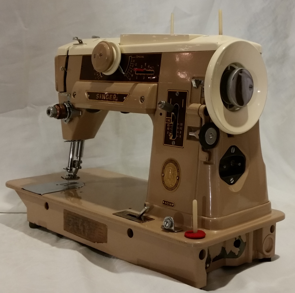 Beautiful Singer 401A Vintage Sewing Machine
